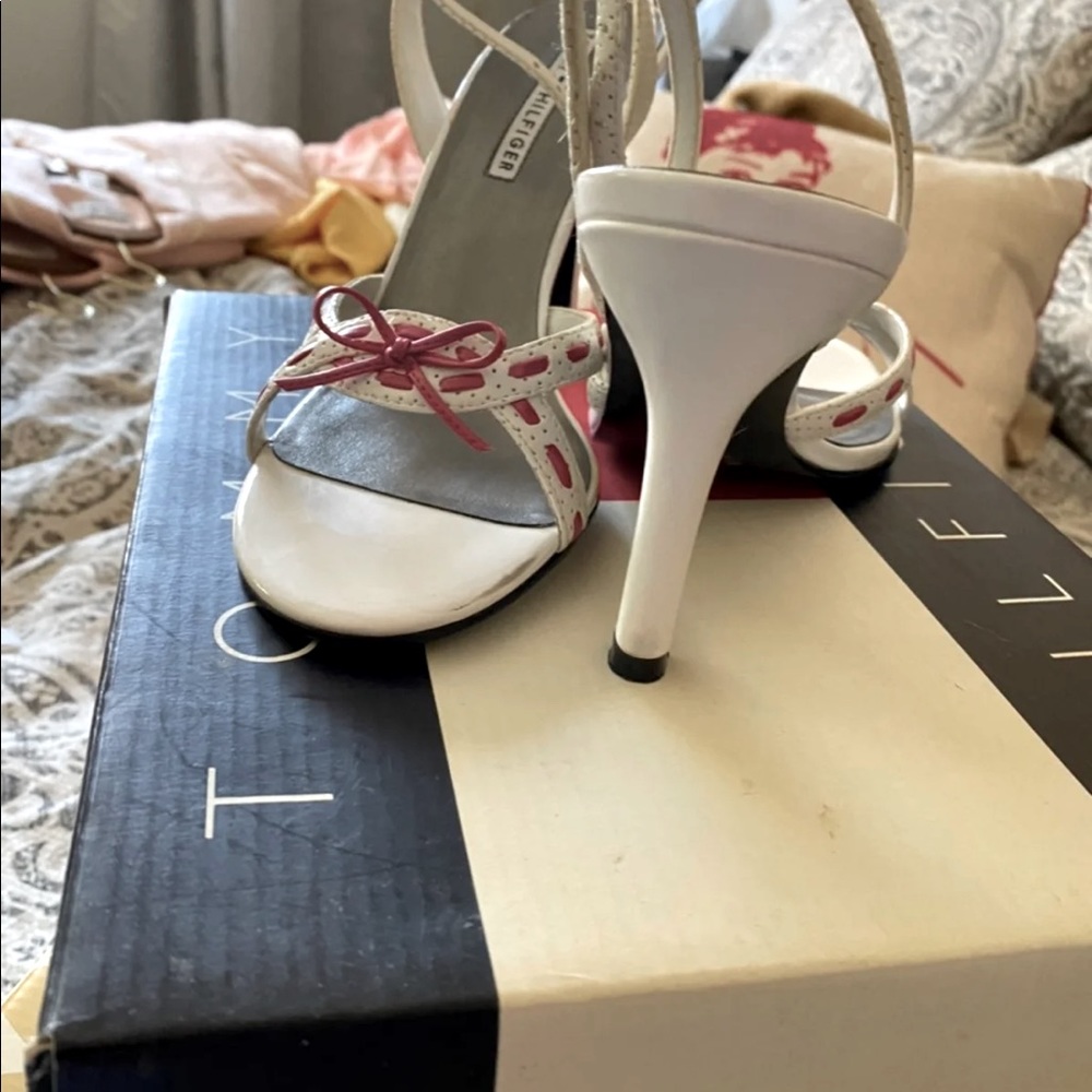 Tommy Hilfiger Glam white
pink heels new in box. Size 9 medium 4 inch